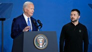 US-Präsident Joe Biden spricht während einer Veranstaltung auf dem Nato-Gipfel in Washington, während der ukrainische Präsident Wolodymyr Selenskyj neben ihm steht. © AP/dpa Foto: Matt Rourke