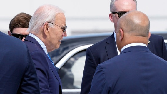 US-Präsident Biden ist am Flughafen von Las Vegas auf dem Weg zur Air Force One. © AP/dpa Foto: Susan Walsh