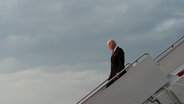 US-Präsident Joe Biden verlässt die Air Force One bei Sonnenuntergang am 1. Mai 2022 auf dem Luftwaffenstützpunkt Andrews, Maryland. © AP/dpa Foto: Jacquelyn Martin/AP/dpa
