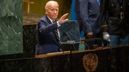 24.09.2024, USA, New York: US-Präsident Joe Biden, winkt nach seiner Rede zur Eröffnung der 79. Generaldebatte der UN-Vollversammlung. © dpa Foto: Michael Kappeler