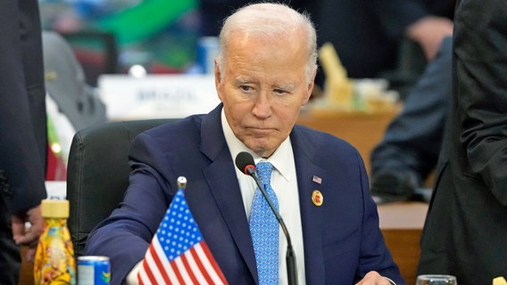 US-Präsident Joe Biden nimmt am G20-Gipfel teil und sitzt an einem Konferenztisch. © dpa-Bildfunk/AP Foto: Eraldo Peres