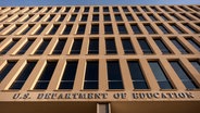 Das Hauptgebäude des US-Bildungsministeriums, das, wie von offizieller Seite gesagt, aus Sicherheitsgründen inmitten umfangreicher Entlassungen für den Tag geschlossen wurde, ist in Washington zu sehen. © Mark Schiefelbein/AP/dpa 