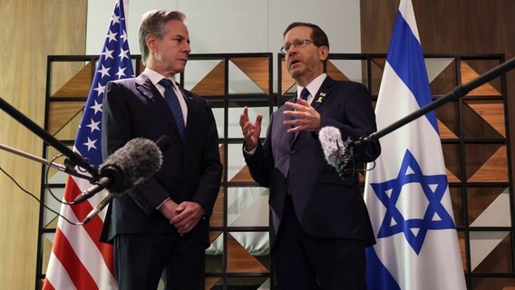 US-Außenminister Antony Blinken trifft den israelischen Staatspräsidenten Isaac Herzog. © Kevin Mohatt/Pool Reuters/AP/dpa Foto: Kevin Mohatt