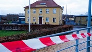 Die Gäaststätte "Cafedora" in Sonderborg in Dänemark, im Vordergrund ist eine Polizeiabsperrung zu sehen. © dpa picture alliance 