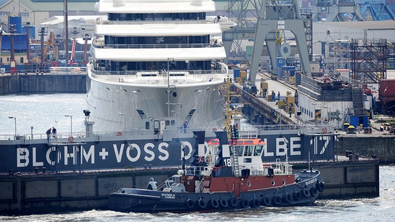 Die Luxusyacht "Eclipse" im Trockendoch Elbe 17 der Werft Blohm + Voss in Hamburg. © dpa Foto: Maurizio Gambarini