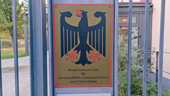 Schild des Bundesministeriums für wirtschaftliche Zusammenarbeit und Entwicklung © picture alliance / dts-Agentur 