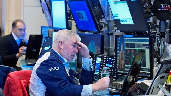 Menschen arbeiten auf dem Parkett der New York Stock Exchange in New York. (Foto vom 24.2.2025) © Seth Wenig/AP/dpa 