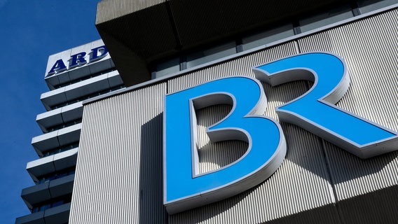 Das Logo vom Bayerischen Rundfunk (BR) und der ARD sind am Funkhaus zu sehen. © pcture alliance Foto: Sven Hoppe