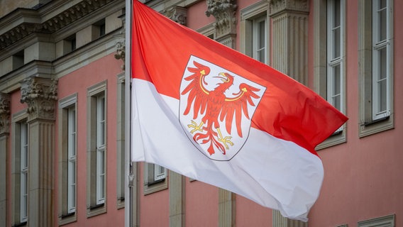 Die Landesflagge mit dem roten Brandenburger Adler weht im Hof des Brandenburger Landtages. © Soeren Stache/dpa 