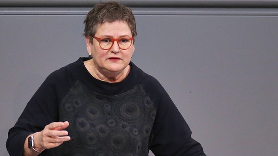 Die SPD-Bundestagsabgeordnete Leni Breymaier bei einer Rede. © Imago/dts Nachrichtenagentur 