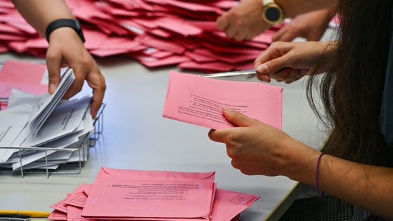 Auszählung der Breifwahlen bei der Landtagswahl in Brandenburg © dpa Foto: Patrick Pleul