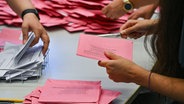 Auszählung der Breifwahlen bei der Landtagswahl in Brandenburg © dpa Foto: Patrick Pleul