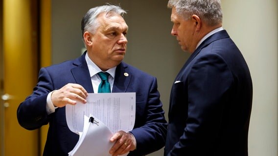 Robert Fico (r), Premierminister der Slowakei, spricht mit Viktor Orban, Premierminister von Ungarn, während eines EU-Sondergipfels. © Geert Vanden Wijngaert/AP/dpa 