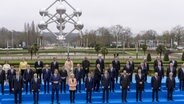 Die teilnehmenden Staats- und Regierungschefinnen und -chefs der EU kommen zum Frühjahrsgipfel in Brüssel zusammen. © picture alliance/dpa/Belga Foto: Nicolas Maeterlinck