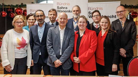 Friedrich Straetmanns und Melanie Dango (M,), neue Landesvorsitzende des BSW Mecklenburg-Vorpommern, stehen nach ihrer Wahl in der Mitte des Landesvorstands. © dpa bildfunk Foto: Markus Scholz