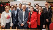 Friedrich Straetmanns und Melanie Dango (M,), neue Landesvorsitzende des BSW Mecklenburg-Vorpommern, stehen nach ihrer Wahl in der Mitte des Landesvorstands. © dpa bildfunk Foto: Markus Scholz