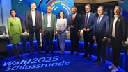 Sahra Wagenknecht (l-r), Parteivorsitzende des BSW, Jan van Aken, Bundesvorsitzender der Partei Die Linke, Matthias Miersch, Generalsekretär der SPD, Annalena Baerbock (Bündnis 90/Die Grünen), Außenministerin, Christian Lindner, Bundesvorsitzender der FDP, Carsten Linnemann, Generalsekretär der CDU, Alexander Dobrindt, CSU-Landesgruppenchef, und Alice Weidel, Bundesvorsitzende und Kanzlerkandidatin der AfD, stehen vor der Fernsehsendung "Schlussrunde" zusammen im Studio. © Fabrizio Bensch/Reuters Pool/dpa 