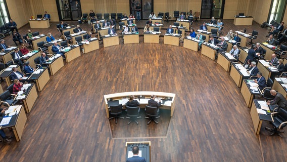 Die Ländervertreter nehmen an der Sitzung im Bundesrat teil. © Michael Kappeler/dpa 