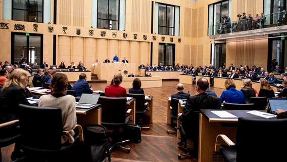 Teilnehmer verfolgen eine Sitzung des Bundesrats. © picture alliance/dpa | Fabian Sommer 