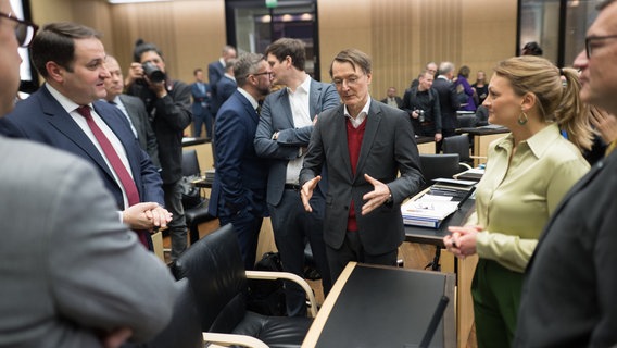 Politikerinnen und Politiker vor einer Sitzung des Bundesrates, in der über die Krankenhausreform abgestimmt wird © Sebastian Christoph Gollnow/dpa Foto: Sebastian Christoph Gollnow/dpa