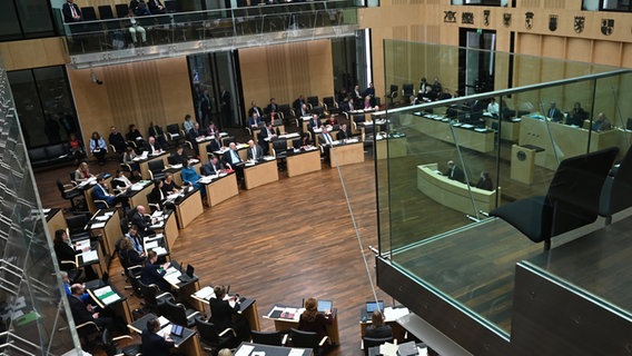 Mitglieder des Bundesrats sitzen im Plenarsaal in Berlin. © dpa-Bildfunk Foto: Sarah Knorr