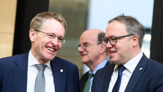 Daniel Günther (CDU, l), Ministerpräsident von Schleswig-Holstein und Mario Voigt (CDU, r), Ministerpräsident von Thüringen © Bernd von Jutrczenka/dpa Foto: Bernd von Jutrczenka