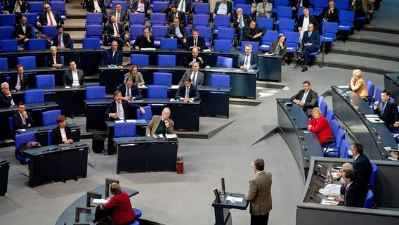 Viele Politiker diskutieren im Bundestag. © dpa Bildfunk Foto: Kay Nietfeld