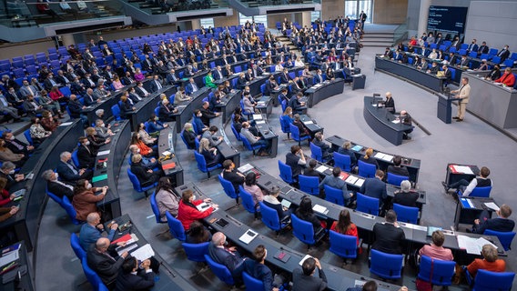 Im Bundestag wird über eine Impfpflicht ab 60 Jahren debattiert. © dpa Foto: Michael Kappeler