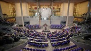 Blick in den Plenarsaal bei der aktuellen Stunde im Bundestag mit dem Thema "Wehrhafte Demokratie gegen Demokratiefeinde und Vertreibungspläne" © Kay Nietfeld/dpa 