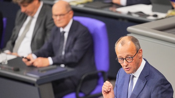 Friedrich Merz, CDU-Bundesvorsitzender und Unionsfraktionsvorsitzender, spricht nach der Regierungserklärung von Bundeskanzler Olaf Scholz (SPD, l). im Bundestag. © dpa Foto: Michael Kappeler