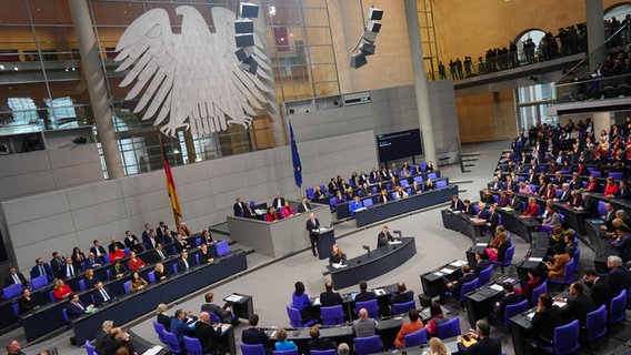 Bundeskanzler Olaf Scholz erläutert die Vertrauensfrage im Bundestag. © Kay Nietfeld/dpa 