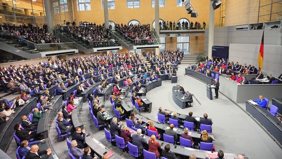 Bundeskanzler Olaf Scholz erläutert im Bundestag die Vertrauensfrage. © Michael Kappeler/dpa 