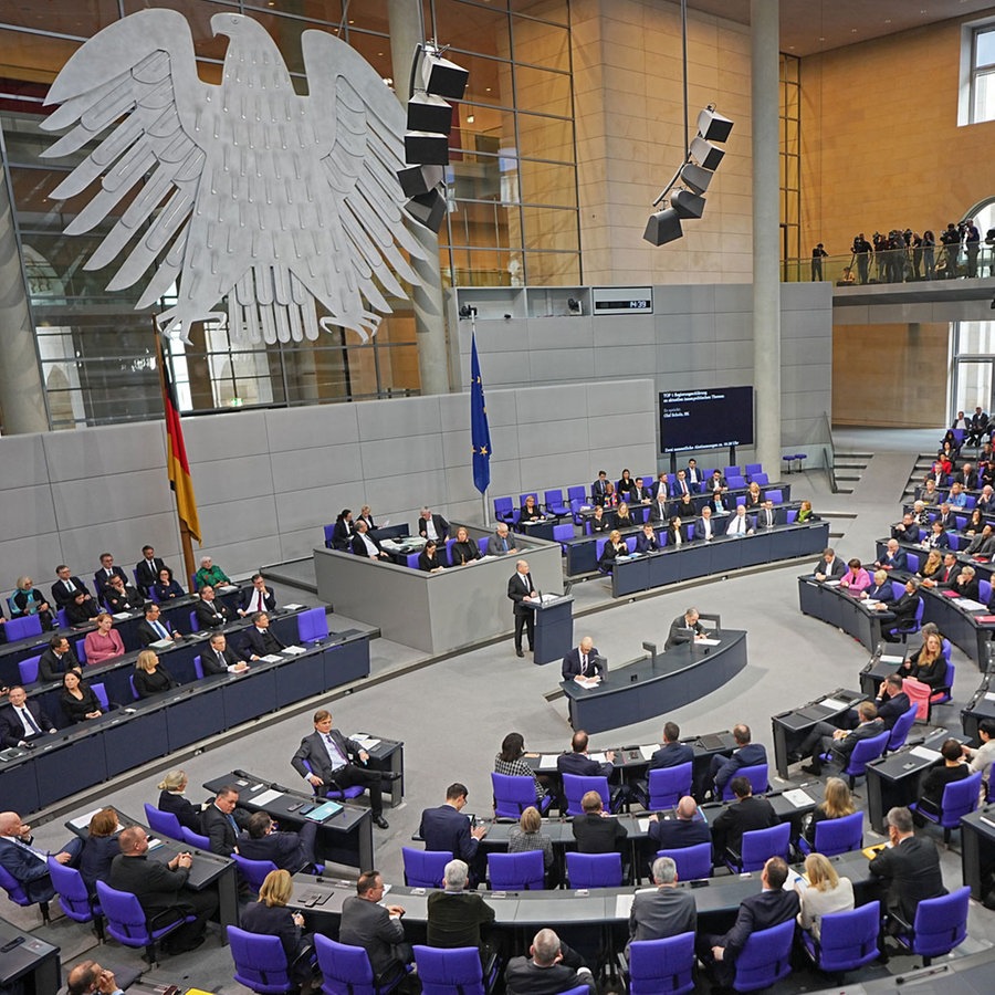 Anträge im Bundestag: Streit um Migrationspolitik