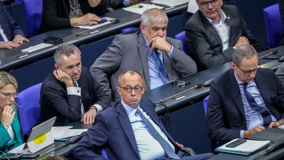 Friedrich Merz, CDU-Bundesvorsitzender, nach der Abstimmung über den CDU-Antrag über Migration im Bundestag. © dpa Foto: Kay Nietfeld