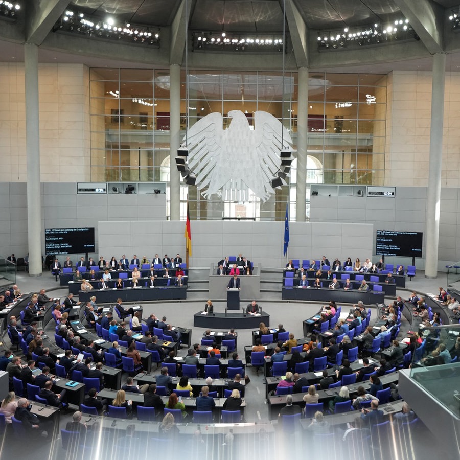 Hitzige Debatte im Bundestag über Finanzpläne von Union und SPD