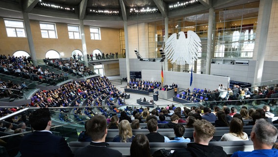 Friedrich Merz, Vorsitzender der CDU/CSU-Bundestagsfraktion, spricht im Deutschen Bundestag © Bernd von Jutrczenka/dpa Foto: Bernd von Jutrczenka