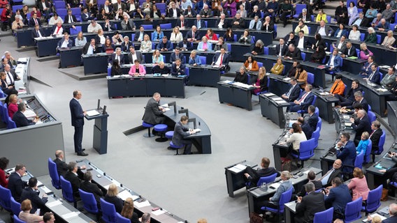 Friedrich Merz, CDU/CSU Fraktionsvorsitzender und CDU Bundesvorsitzender, spricht in der 213. Plenarsitzung der 20. Legislaturperiode im Deutschen Bundestag. © Michael Kappeler/dpa 