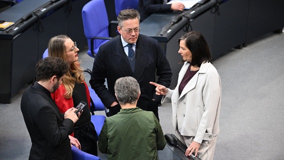 Felix Banaszak (l-r), Parteivorsitzender, Katharina Dröge, Konstantin von Notz, Katrin Göring-Eckardt und Britta Haßelmann (Rücken zur Kamera, alle Bündnis 90/Die Grünen) unterhalten sich vor der 214. Plenarsitzung der 20. Legislaturperiode im Deutschen Bundestag. © Bernd von Jutrczenka/dpa 