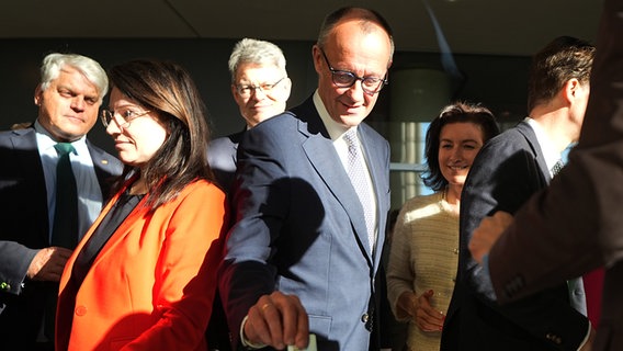 Friedrich Merz (M), CDU/CSU Fraktionsvorsitzender und CDU Bundesvorsitzender, stimmt ab über die Änderung des Grundgesetzes in der 214. Plenarsitzung der 20. Legislaturperiode im Deutschen Bundestag. © dpa Foto: Bernd Kappeler