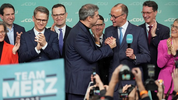 Kanzlerkandidat Friedrich Merz, CSU-Chef Markus Söder und weitere Unions-Politiker im Konrad-Adenauer-Haus in Berlin am Abend der Bundestagswahl. © dpa bildfunk Foto: Marcus Brandt