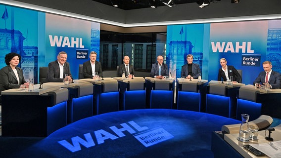 Die Spitzenkandidaten der Parteien sitzen am Abend der Bundestagswahl in einem TV-Studio nebeneinander. © dpa bildfunk/AFP Pool Foto: Stefanie Loos