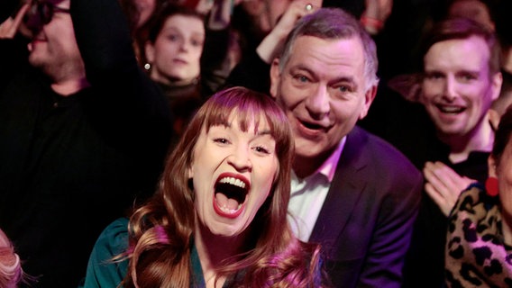 Das Linken-Spitzenduo Heidi Reichinnek und Jan van Aken bei der Wahlparty der Partei am Abend der Bundestagswahl in Berlin. © dpa bildfunk Foto: Karsten Koall