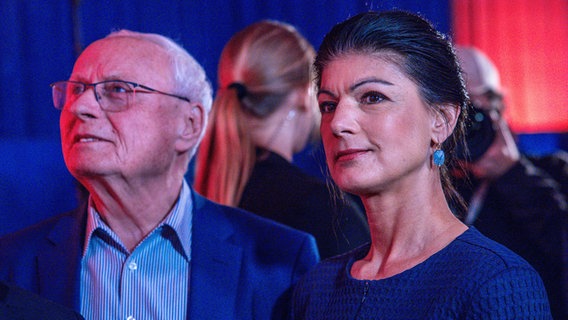 BSW-Chefin Sahra Wagenknecht und ihr Mann Oskar Lafontaine am Abend der Bundestagswahl. © dpa bildfunk Foto: Jens Büttner