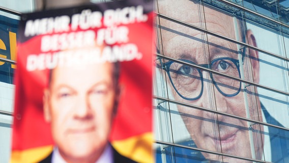 Ein Wahlplakat der SPD mit Olaf Scholz hängt vor dem Konrad-Adenauer-Haus mit dem Konterfei des CDU-Bundesvorsitzenden Friedrich Merz © picture alliance/dpa Foto: Michael Kappeler