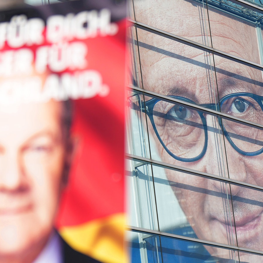 Ein Wahlplakat der SPD mit Olaf Scholz hängt vor dem Konrad-Adenauer-Haus mit dem Konterfei des CDU-Bundesvorsitzenden Friedrich Merz © picture alliance/dpa Foto: Michael Kappeler