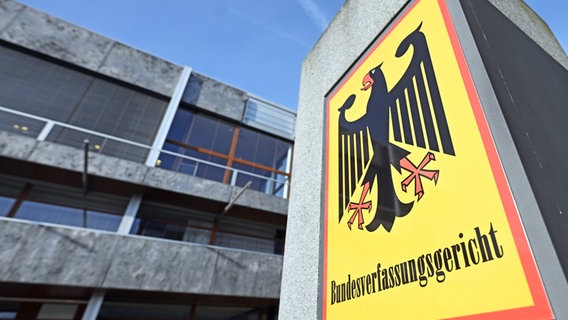 Das Schild des Bundesverfassungsgerichts mit dem Bundesadler vor dem Gebäude in Karlsruhe © dpa Foto: Uli Deck