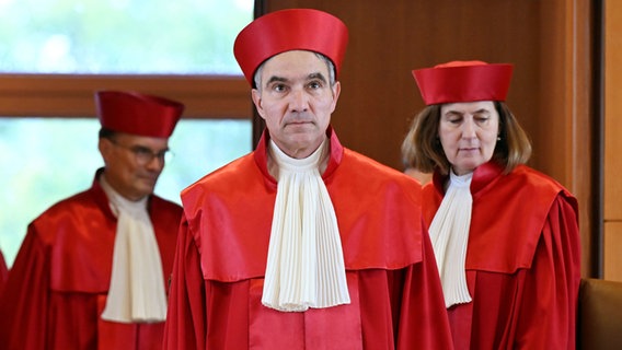 01.10.2024, Baden-Württemberg, Karlsruhe: Der Erste Senat des Bundesverfassungsgerichts, (l-r) Henning Radtke, Stephan Harbarth (Vorsitzender des Senats und Präsident des Gerichts und Yvonne Ott, aufgenommen vor Beginn der Urteilsverkündung zum «Bundeskriminalamtgesetz - Datenplattformen». Laut dem Urteil sind einzelne gesetzliche Befugnisse des Bundeskriminalamts (BKA) zur Datenerhebung und -speicherung in Teilen verfassungswidrig. © dpa Foto: Uli Deck