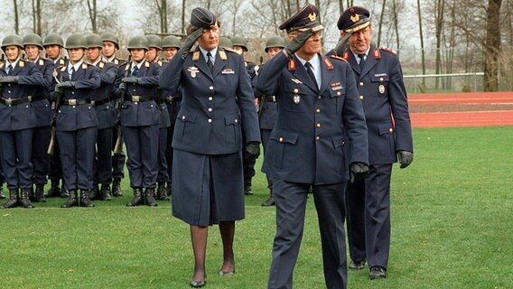 Verena von Weymarn (3.v.r.) im März 1994 bei einem militärischen Appell in der Luftwaffensanitätsschule Giebelstadt bei Würzburg in Unterfranken. © dpa picture alliance Foto: Wolf-Dietrich Weißbach