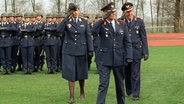 Verena von Weymarn (3.v.r.) im März 1994 bei einem militärischen Appell in der Luftwaffensanitätsschule Giebelstadt bei Würzburg in Unterfranken. © dpa picture alliance Foto: Wolf-Dietrich Weißbach