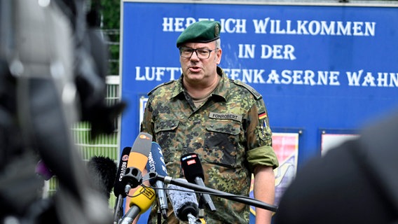 Oberstleutnant Ulrich Fonrobert vom Landeskommando Nordrhein-Westfalen spricht zu Reportern über die Vorgänge in der Luftwaffenkaserne in Wahn. © dpa Foto: Roberto Pfeil